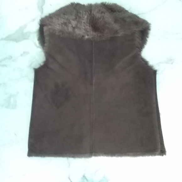 Fur collard vest. - Picture 8 of 13